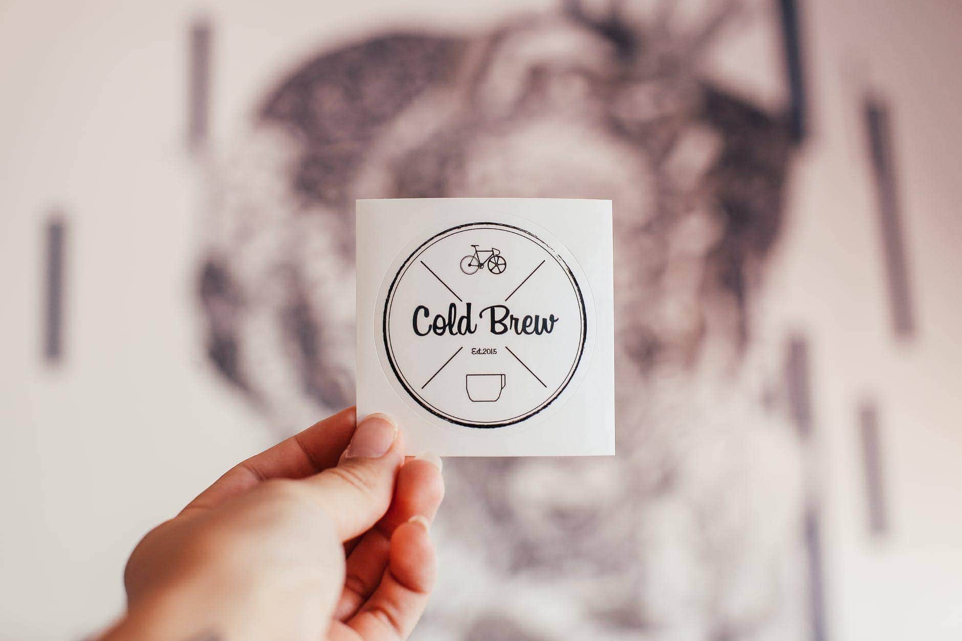 NordVPN iOS App auf Deutsch erhältlich crop person showing sticker of cafe with inscription
