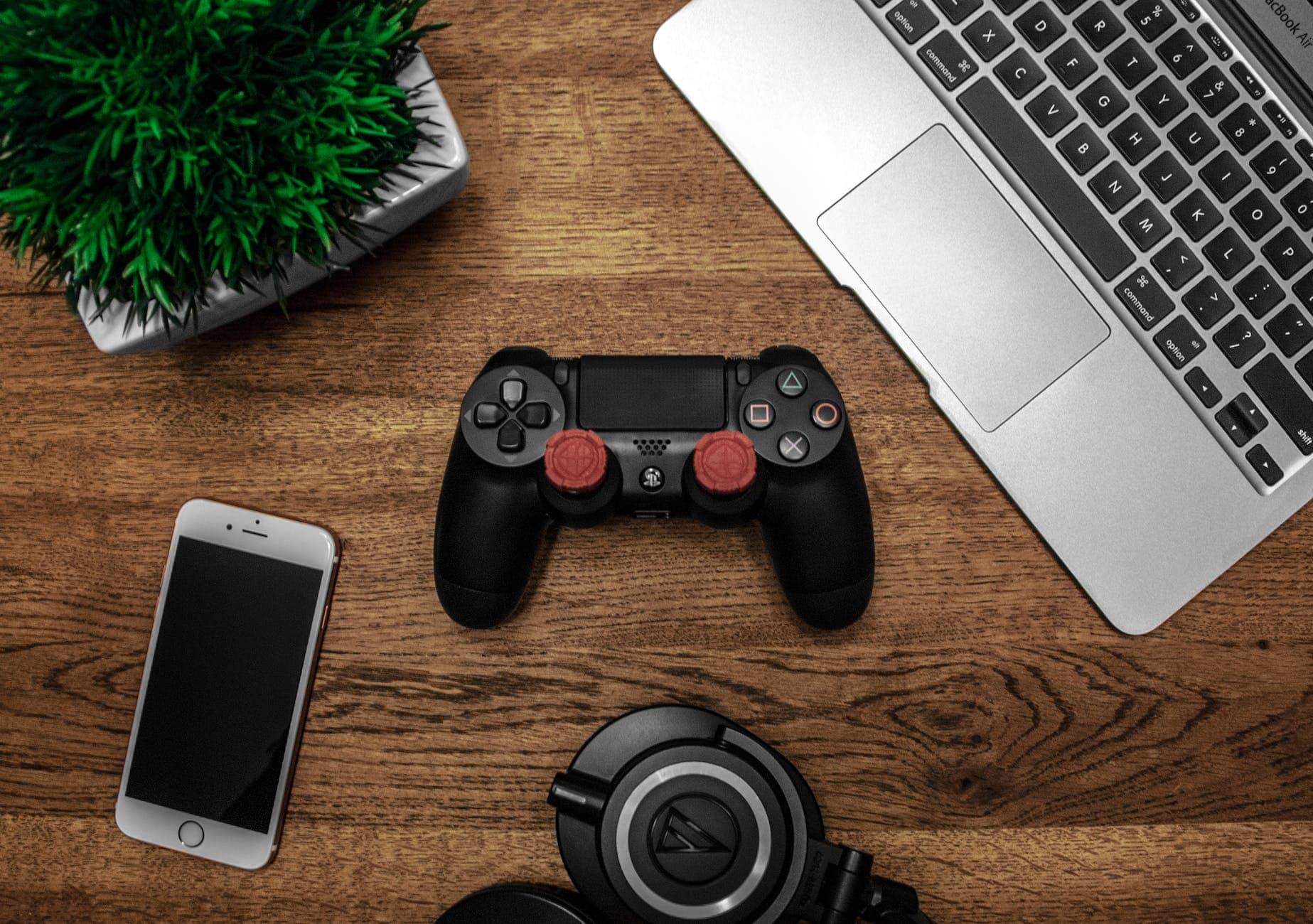 Technik-Trend: Gebraucht fast besser als neu black game console on wooden surface