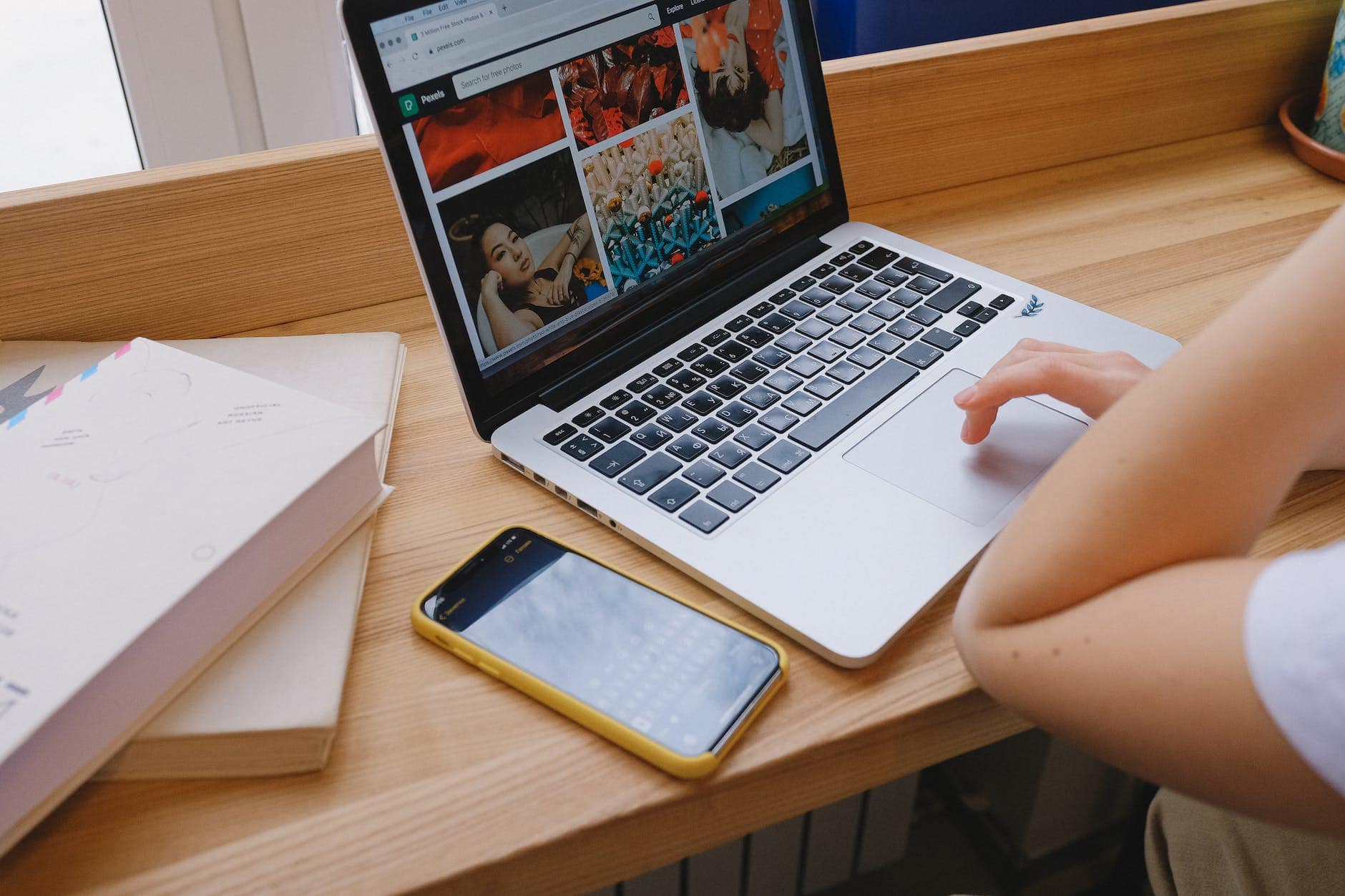 Technik-Trend: Gebraucht fast besser als neu a person using laptop on brown wooden table