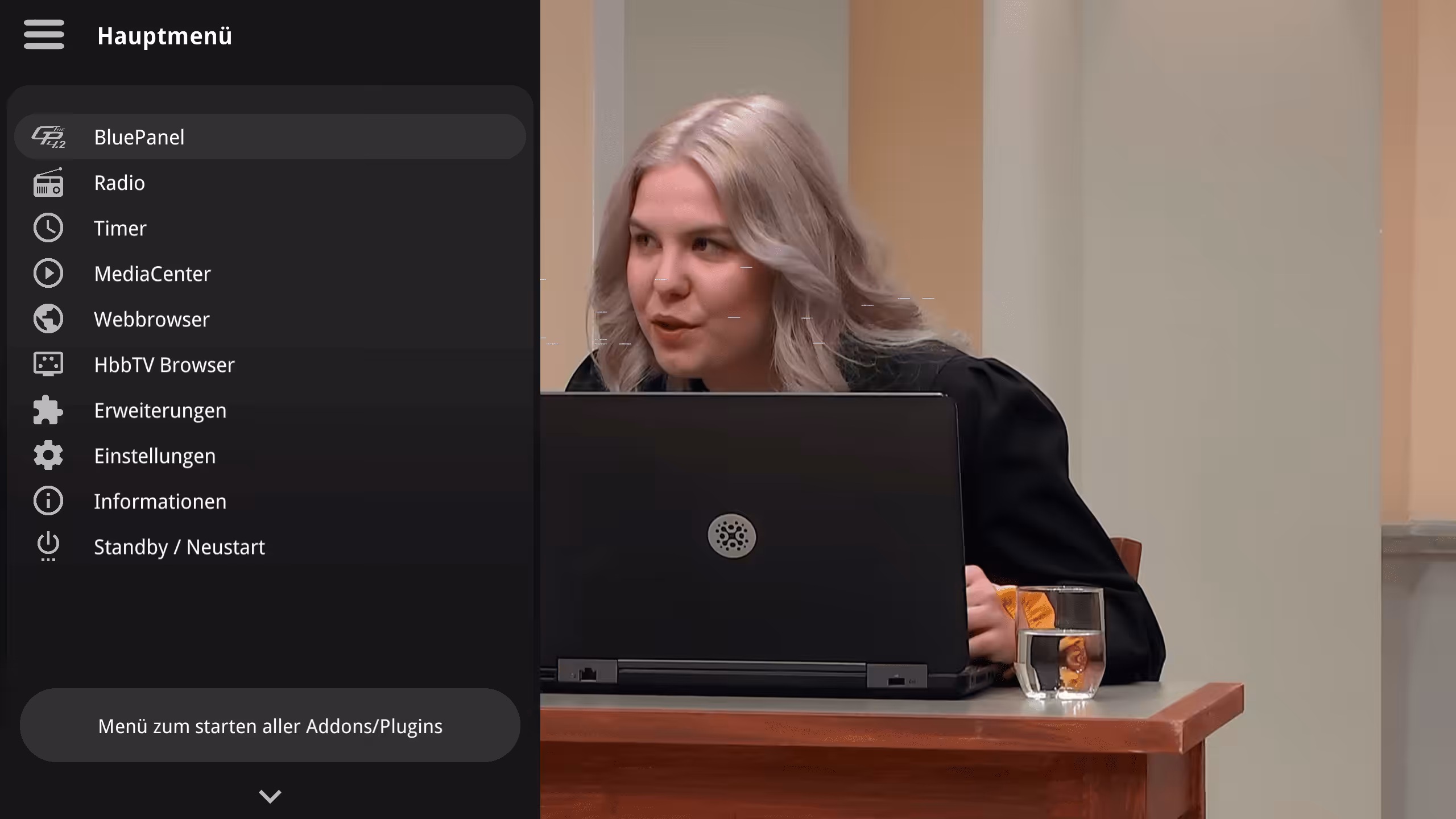Smart Home Steuerung auf einem Laptop, Einstellungen und Plugins im Menü sichtbar, modernes Home-Entertainment mit Streaming-Technologie, technisches Setup für smarte Geräte.