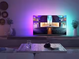 Eleganter Smart TV in einem gemütlichen Wohnzimmer mit Ambientebeleuchtung, dekorativen Vasen und moderner Einrichtung. Perfekt für Streaming, Heimkino und Smart Home Steuerung.