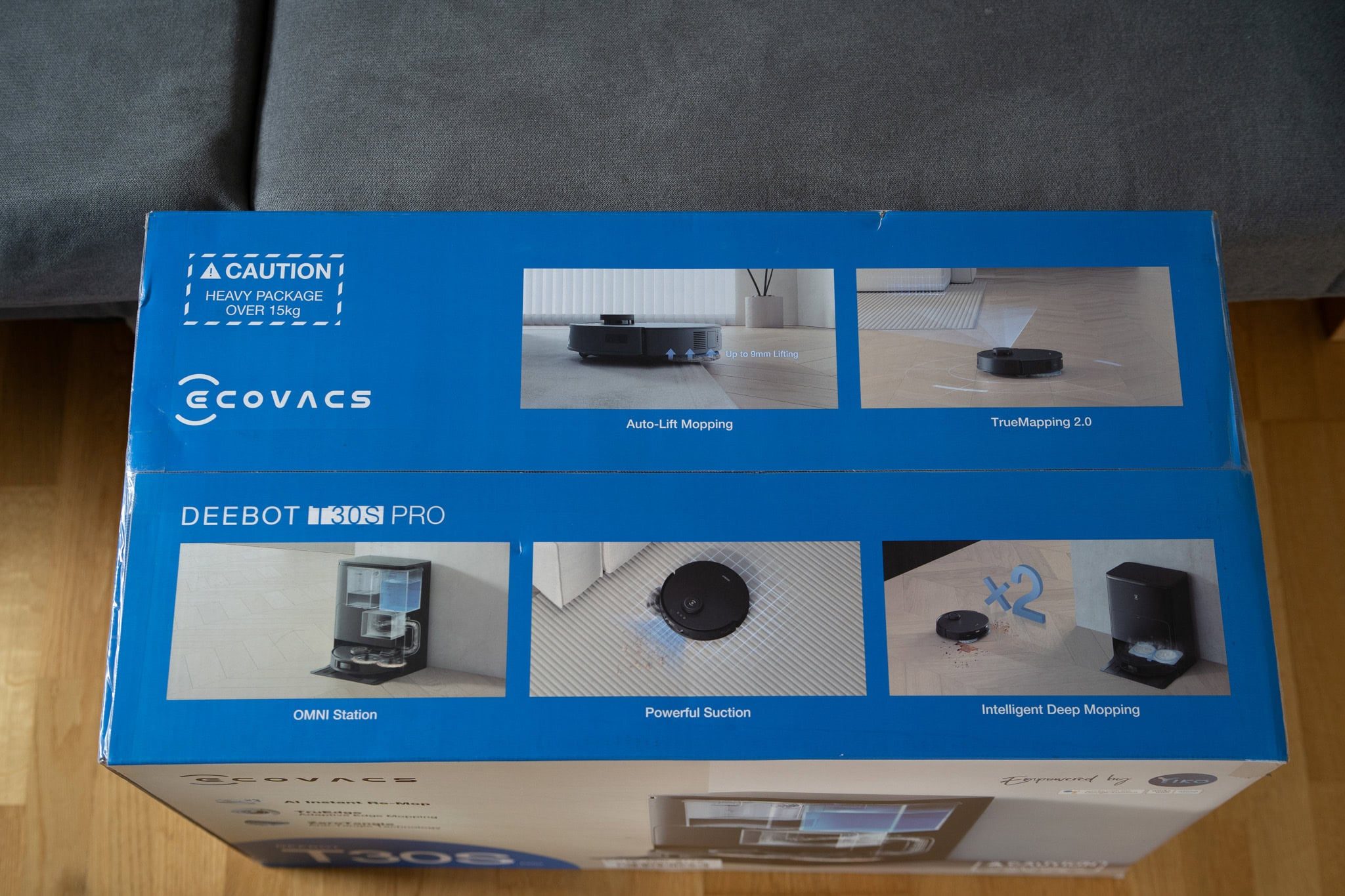 Hochwertiger Roboterstaubsauger im blauen Karton, präsentiert mit Funktionen wie Auto-Lift-Mopping, TrueMapping 2.0, OMNI Station, starke Saugkraft und intelligentes Deep Mopping, ideal für Smart Home Automation.