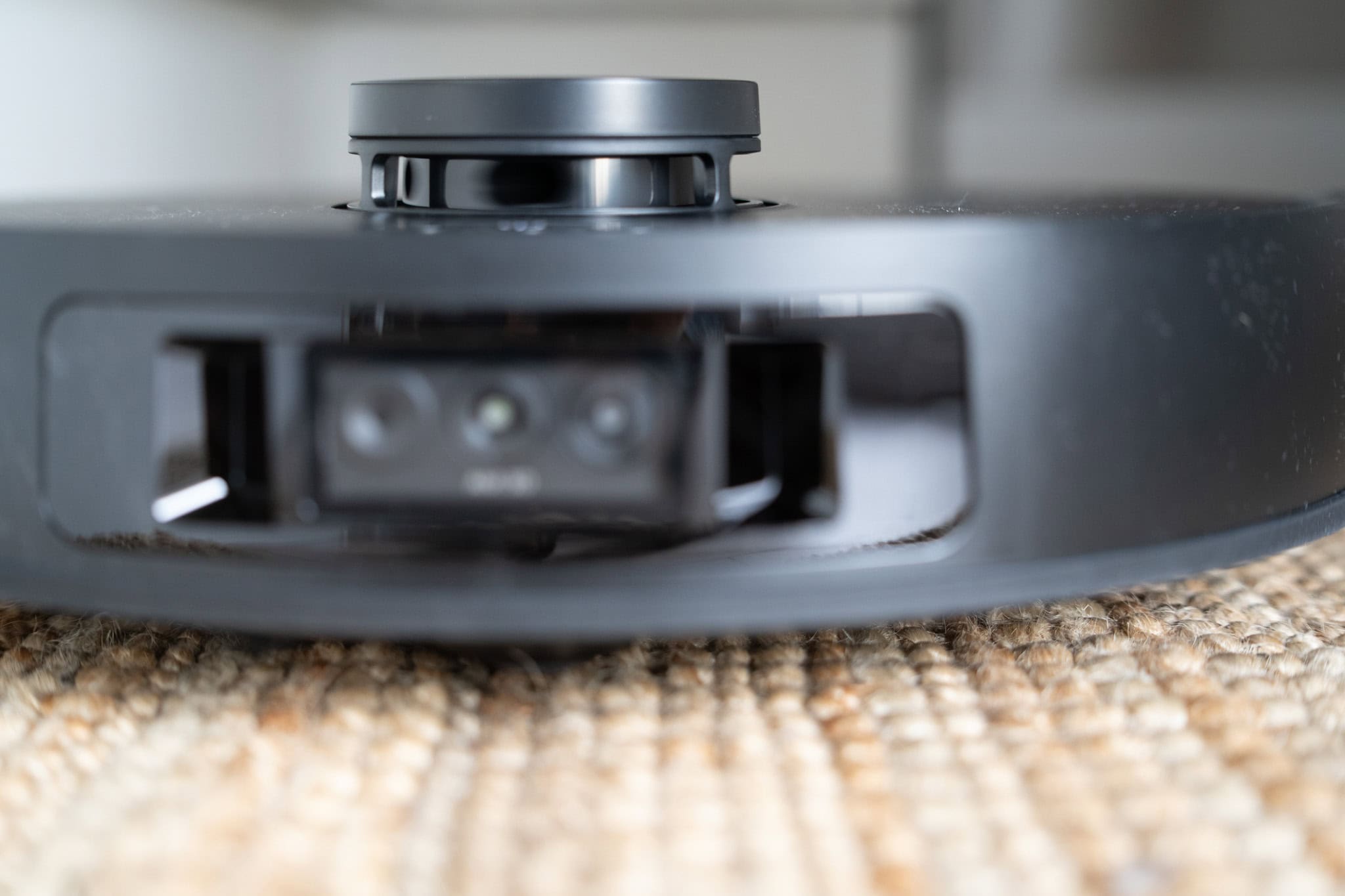 Präziser Blick auf die Lidar-Sensoren eines Roboters, die für autonome Navigation und Umwelterkennung in smarten Heimsystemen verwendet werden.