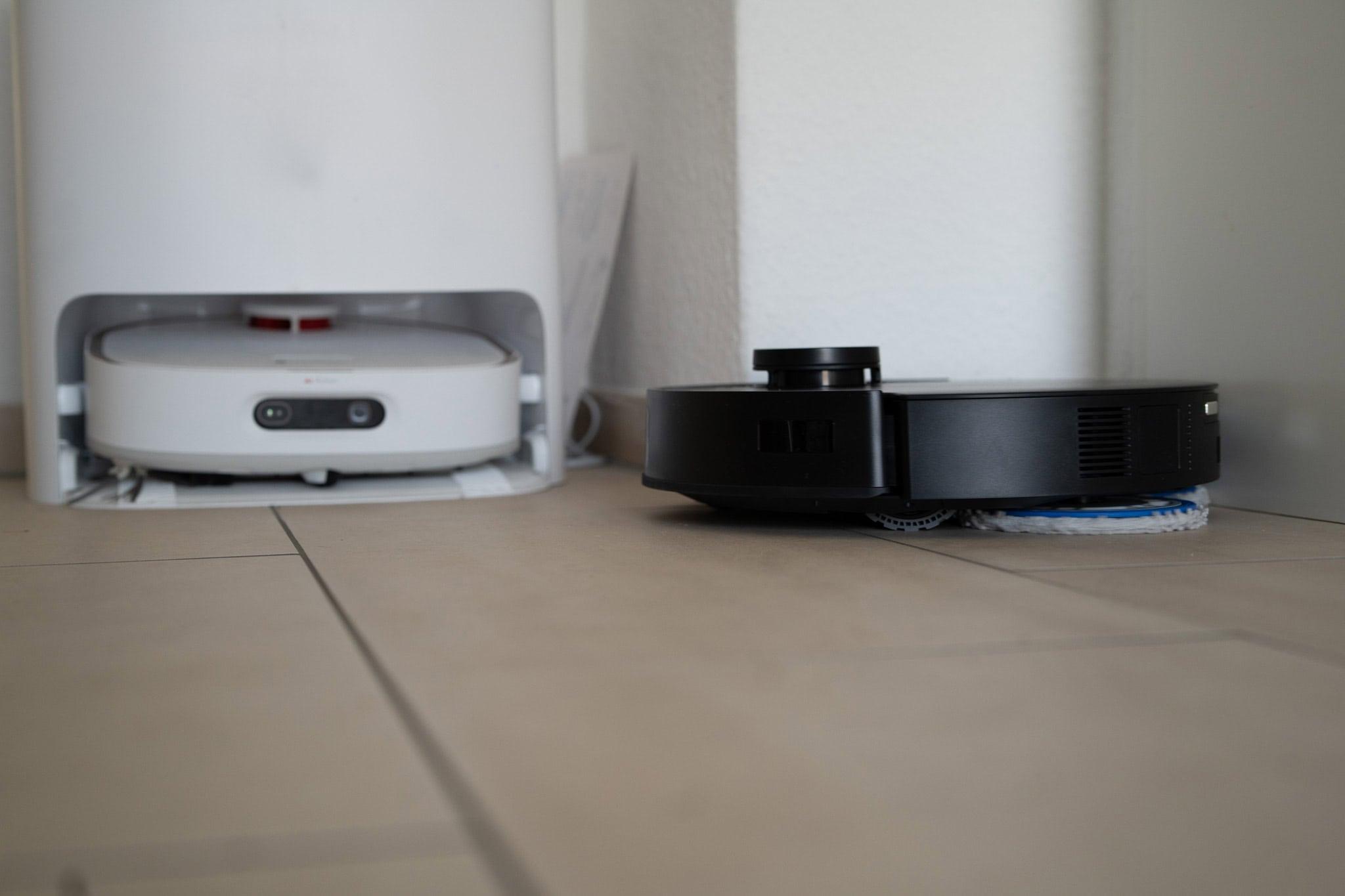 Saubere Aufnahme eines intelligenten Roboters, der auf Fliesen im Hausboden reinigt, in einem modernen Smart Home Umfeld.
