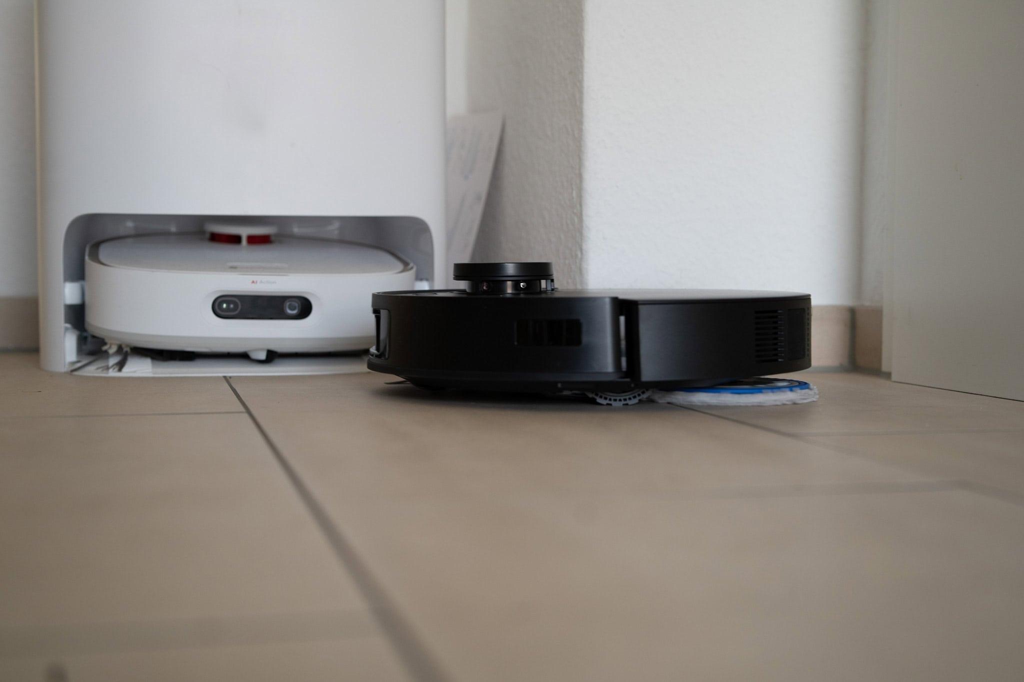 Roboterstaubsauger und Saugroboter im Einsatz für smartes Zuhause, automatische Reinigung mit moderner Hardware, integriert für Streaming, Hausautomatisierung und intelligente Haustechnik.