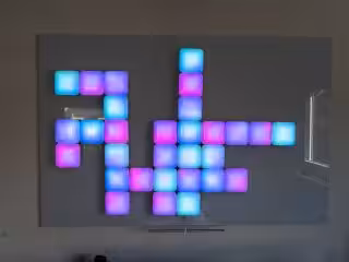 Farbspektrum von intelligenten SmartHome-LED-Panels mit buntem Licht, Steuerung durch moderne Technologie.