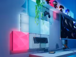 - Modernes Smart Home Setup mit LED-Beleuchtung, Gaming-Controllern und dekorativen Figuren.