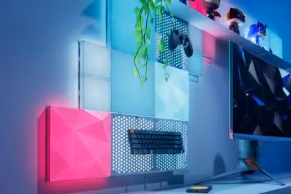 - Modernes Smart Home Setup mit LED-Beleuchtung, Gaming-Controllern und dekorativen Figuren.