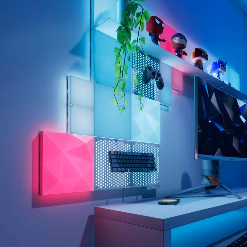 - Modernes Smart Home Setup mit LED-Beleuchtung, Gaming-Controllern und dekorativen Figuren.