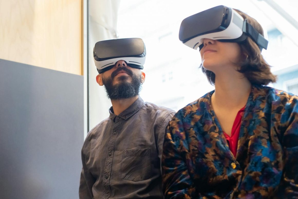 Top-Technologietrends für ein besseres Online-Gaming-Erlebnis a man and a woman wearing virtual realty gogges