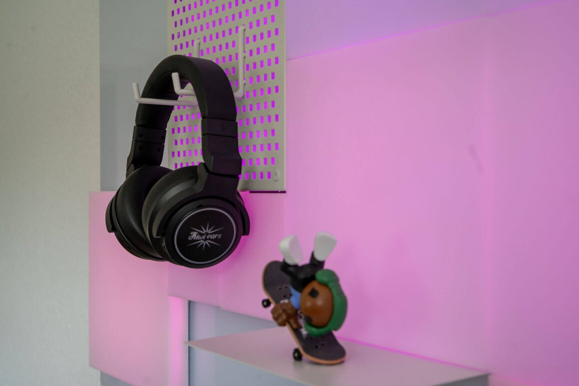 Ich hab den Kiwi Ears Aventus vier Wochen getragen – und mein DT 770 schaut jetzt beleidigt Kiwi Ears Aventus Test - macht sich gut in Kombination mit den Nanoleaf Blocks.