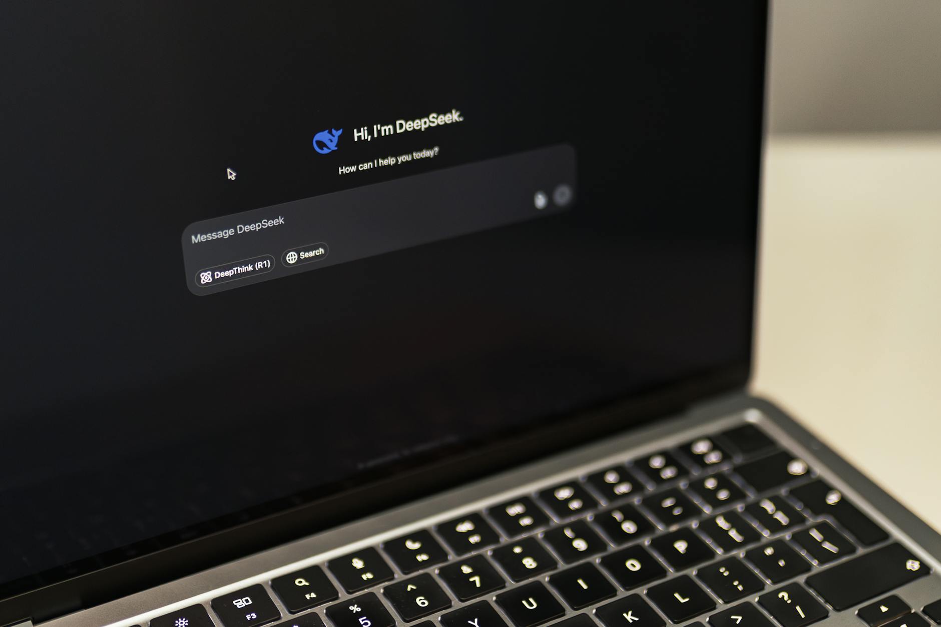 Künstliche Intelligenz im Klassenzimmer: Zwischen digitalem Aufbruch und pädagogischer Verantwortung macbook with deepseek ai interface displayed