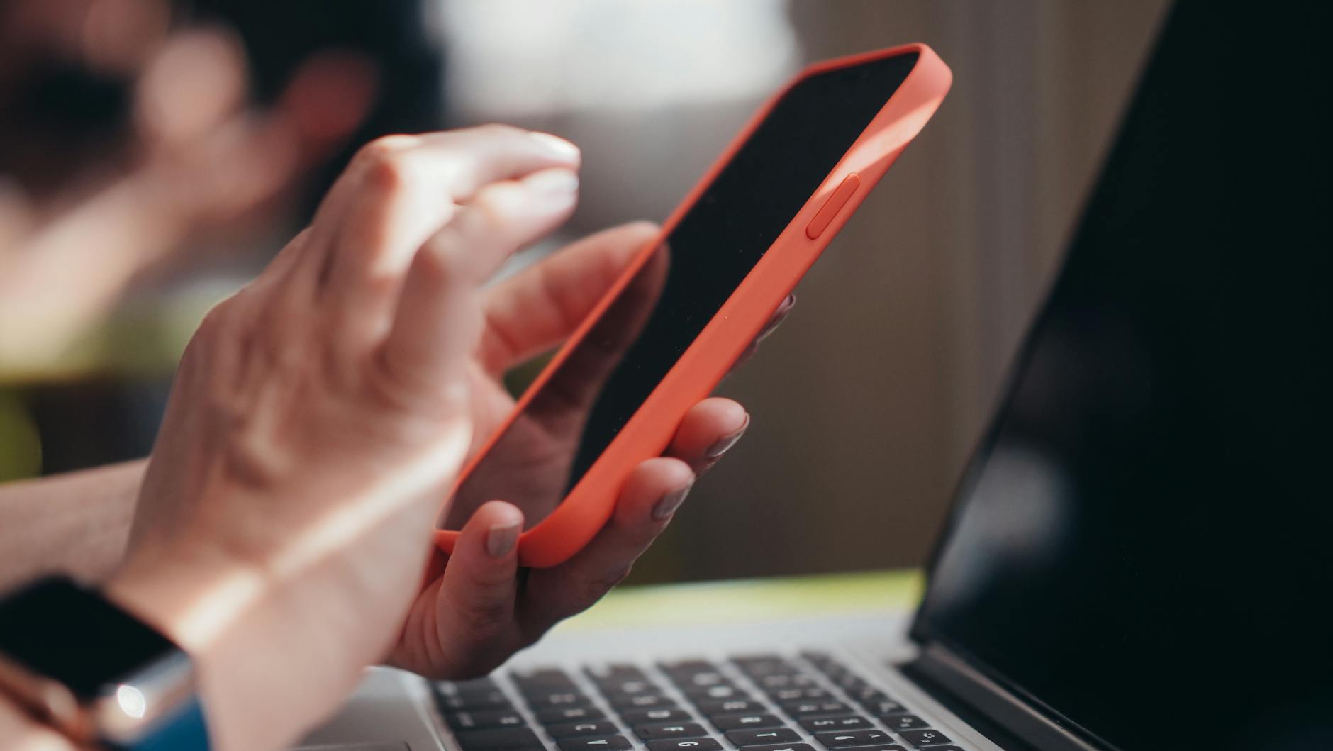 Performance im Heimnetz – So wird dein WLAN wirklich smart a person holding a smartphone