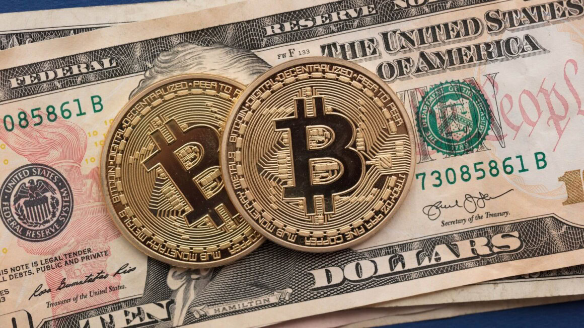 Warum Bitcoin für viele mehr als nur ein digitales Zahlungsmittel ist 2. Hochwertige Bitcoin-Coins auf US-Dollar-Banknote, symbolisieren digitale Währungen und Finanzen im Zusammenhang mit Smart Home und Streaming.