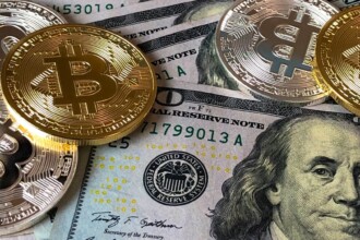Bitcoin-Münzen auf US-Dollar-Schein, Kryptowährungen, digitales Geld, Investitionen, Finanzen, Fintech, virtuelle Währungen, Blockchain-Technologie, Online-Trading, Geldanlage, Smart Home, Hardware, Streaming, Technik, digitaler Lifestyle.