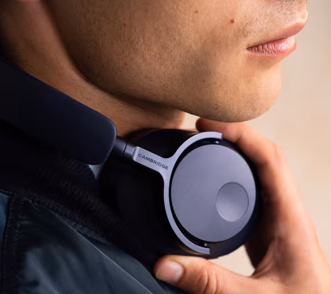 Melomania P100SE: Der Kopfhörer für alle, die mehr als ein Ladegerät brauchen CambridgeMelomania P100SE blau lifestyle c • techboys.de ▶ Smart Home. PC-Hardware. Streaming. Ohne Blabla.