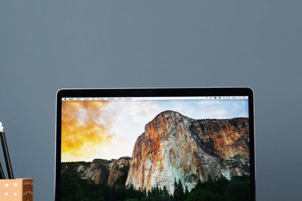 Notebook mit Bildschirm, zeigt Berglandschaft, auf Schreibtisch mit Büroaccessoires, geeignet für Smart Home, Hardware, Streaming, Technologie, moderne Arbeitswelt.
