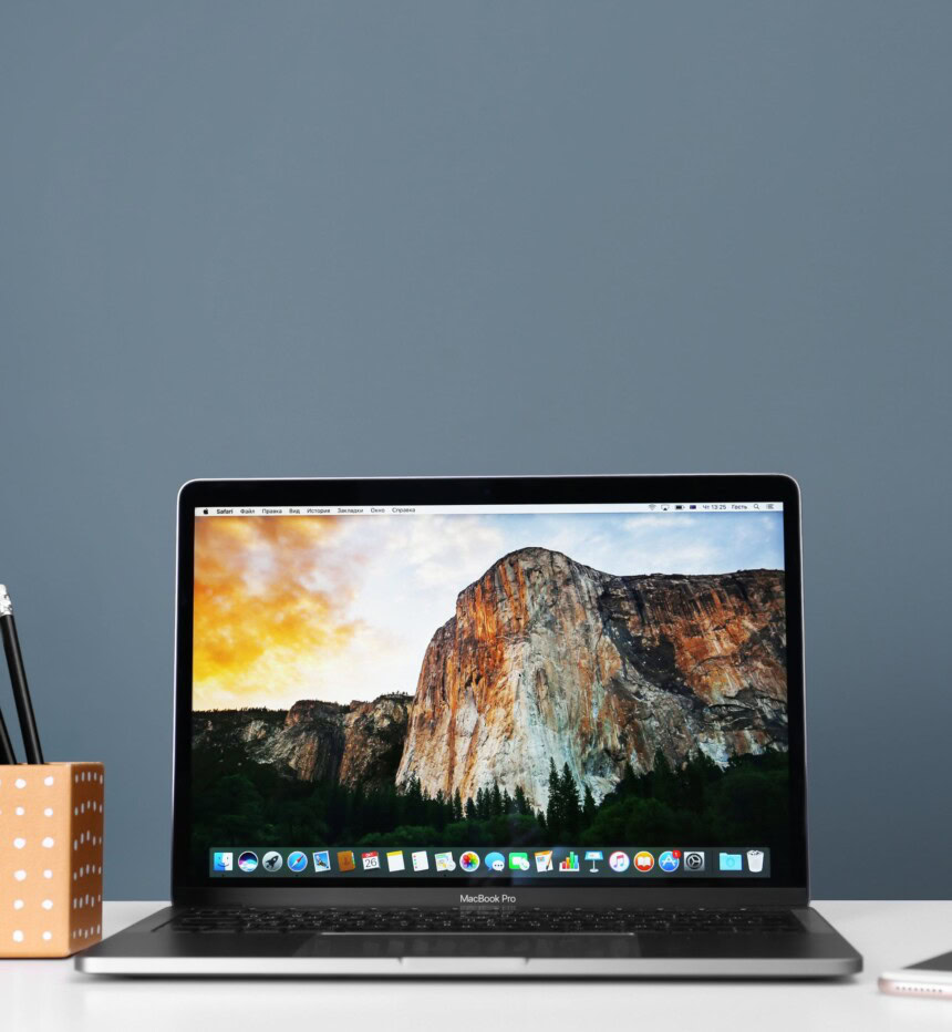Notebook mit Bildschirm, zeigt Berglandschaft, auf Schreibtisch mit Büroaccessoires, geeignet für Smart Home, Hardware, Streaming, Technologie, moderne Arbeitswelt.