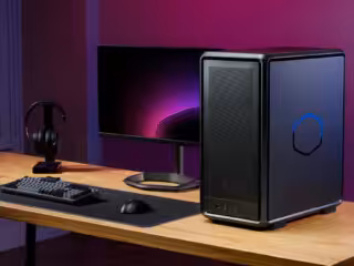 Hochleistungshardware für Smart Home, Gaming und Streaming, inklusive Computer-Tower, Monitor, Gaming-Headset, Tastatur und Maus auf stilvollem Holzschreibtisch.