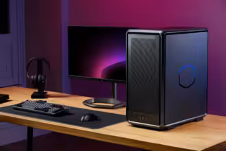 Hochleistungshardware für Smart Home, Gaming und Streaming, inklusive Computer-Tower, Monitor, Gaming-Headset, Tastatur und Maus auf stilvollem Holzschreibtisch.