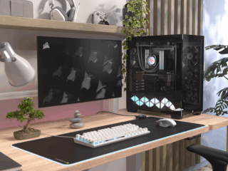 High-End Gaming PC im modernen Smart Home Büro mit hochwertiger Hardware, RGB-Beleuchtung, Streaming-Setup, Gaming-Monitor und smarten Home-Devices für optimale Organisation und Unterhaltung.