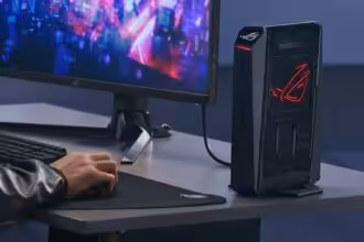 Gaming-PC mit ROG-Logo auf einem Schreibtisch, verbunden mit einem Monitor, Tastatur und Maus, im Bereich Smart Home und Streaming.