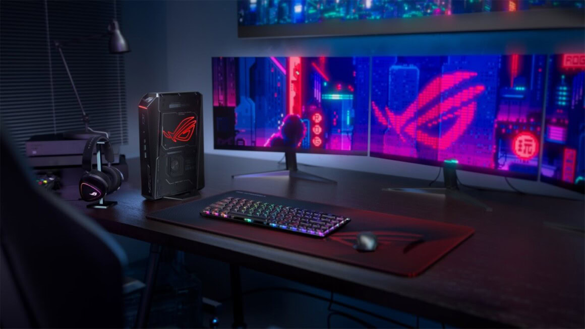 Hochleistungs-Gaming-Setup mit drei Monitors, RGB-Gaming-Tastatur, Gaming-Headset und moderner Hardware im Dunkeln, ideal für Streaming, Gaming und Smart-Home-Integration.