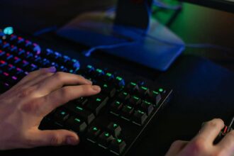 Gaming-Setup mit mechanischer Tastatur, Maus und Monitor für Streaming, Smart Home und Heimautomation, hervorhebend tech-affine Hardware und Gaming-Technologie.