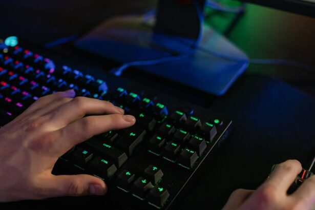Gaming-Setup mit mechanischer Tastatur, Maus und Monitor für Streaming, Smart Home und Heimautomation, hervorhebend tech-affine Hardware und Gaming-Technologie.