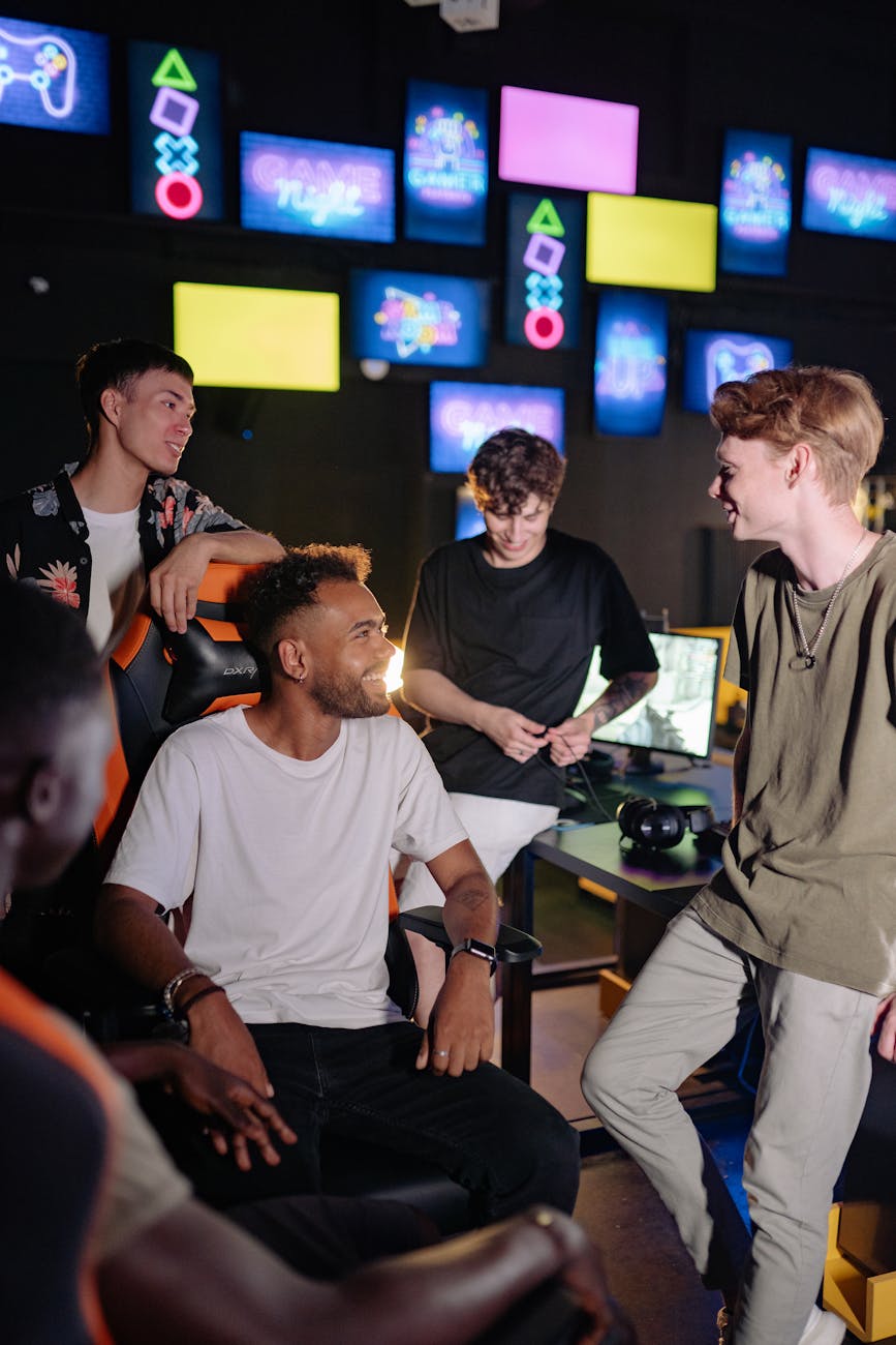 Wie Online-Gaming die Unterhaltungsindustrie aufden Kopf stellt gamers having a chat inside a gaming computer shop