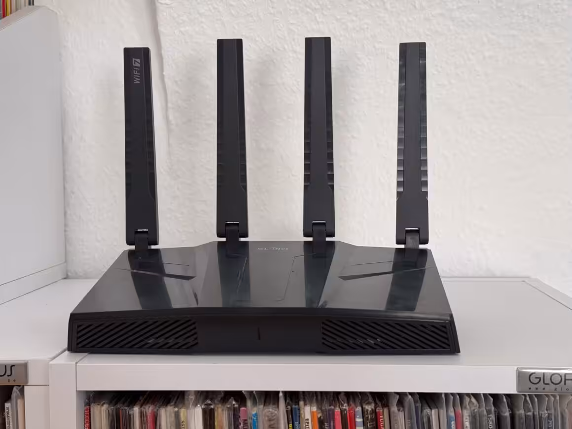 Wi-Fi 7 für die Ungestümen, VPN für die Vorsichtigen – Flint 3 im Test Flint32406 • techboys.de ▶ Smart Home. PC-Hardware. Streaming. Ohne Blabla.