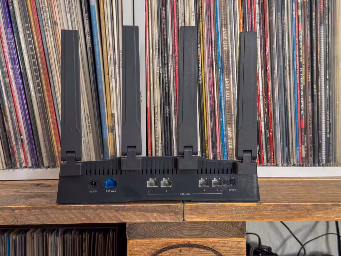 Wi-Fi 7 für die Ungestümen, VPN für die Vorsichtigen – Flint 3 im Test Flint 3 Router mit seinen LAN-Anschlüssen. Kritiker wissen: Es fehlt ein Port gegenüber dem Vorgänger.