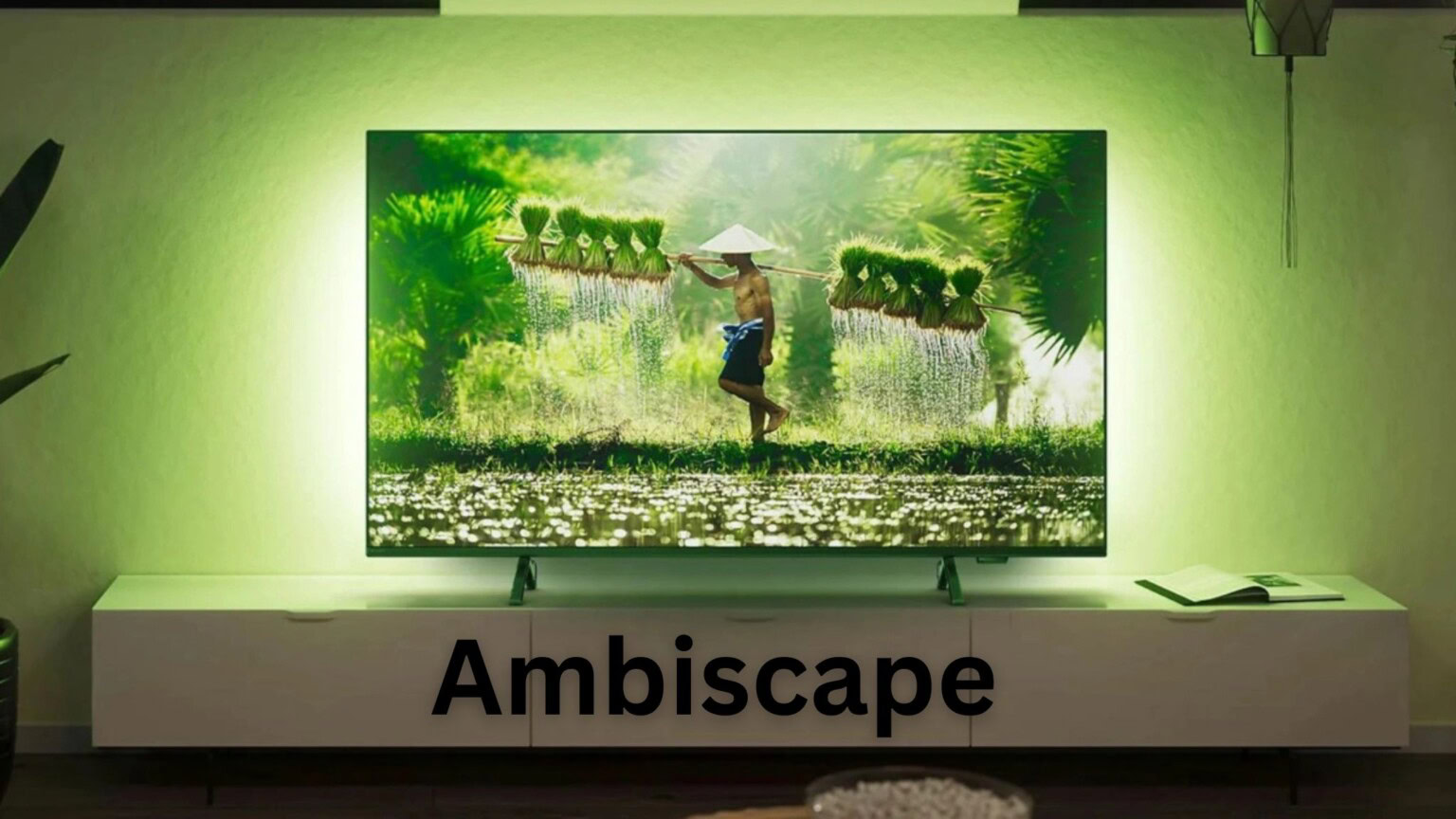 Hochauflösendes Smart TV im Wohnzimmer mit ambienter grüner Beleuchtung, zeigt ein naturnahes Bild mit einem traditionell arbeitenden Landwirt. Perfekt für Smart Home, Streaming und moderne Hardware-Integration.
