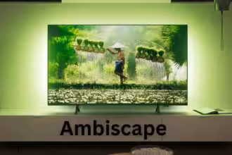 Hochauflösendes Smart TV im Wohnzimmer mit ambienter grüner Beleuchtung, zeigt ein naturnahes Bild mit einem traditionell arbeitenden Landwirt. Perfekt für Smart Home, Streaming und moderne Hardware-Integration.