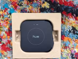 Luxus Smart Home Steuerungseinheit in Originalverpackung, kompatibel mit Hue Beleuchtungssystemen, einfach einzurichten für smarte Beleuchtungssteuerung und automatisierte Szenen.