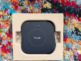 Luxus Smart Home Steuerungseinheit in Originalverpackung, kompatibel mit Hue Beleuchtungssystemen, einfach einzurichten für smarte Beleuchtungssteuerung und automatisierte Szenen.