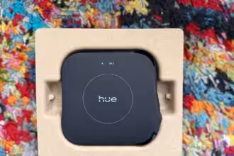 Luxus Smart Home Steuerungseinheit in Originalverpackung, kompatibel mit Hue Beleuchtungssystemen, einfach einzurichten für smarte Beleuchtungssteuerung und automatisierte Szenen.