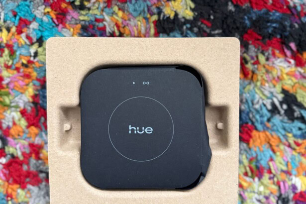 Luxus Smart Home Steuerungseinheit in Originalverpackung, kompatibel mit Hue Beleuchtungssystemen, einfach einzurichten für smarte Beleuchtungssteuerung und automatisierte Szenen.