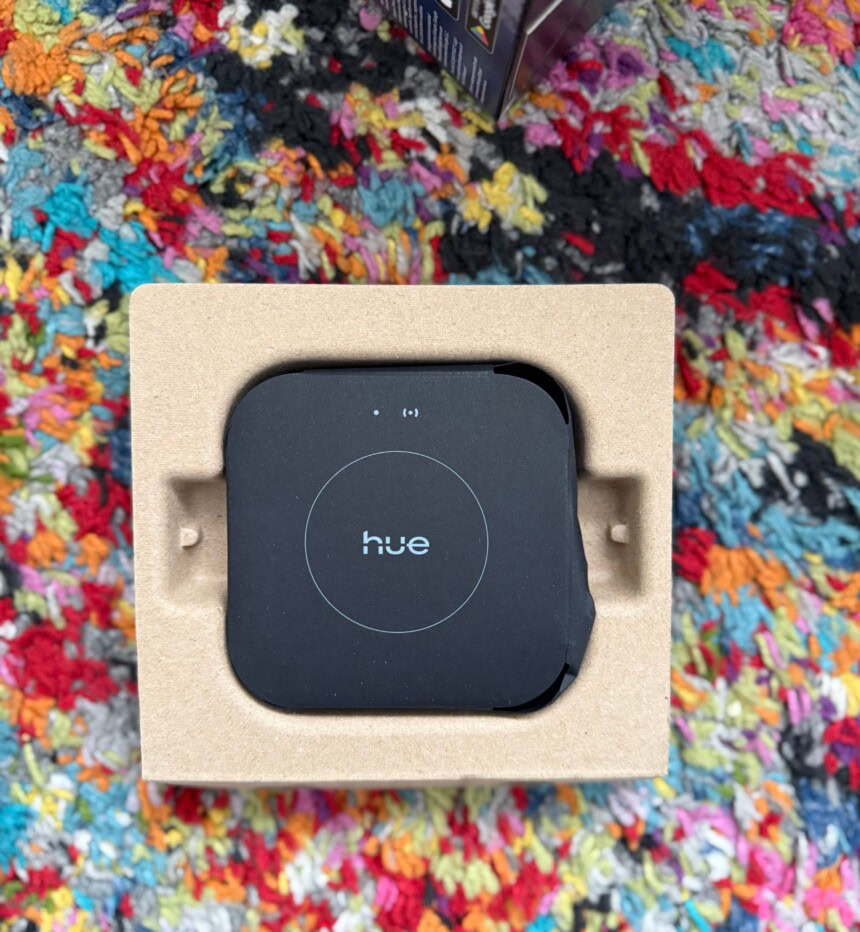 Luxus Smart Home Steuerungseinheit in Originalverpackung, kompatibel mit Hue Beleuchtungssystemen, einfach einzurichten für smarte Beleuchtungssteuerung und automatisierte Szenen.