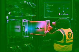 Drohnenansicht eines Serverraums mit einem anthropomorphen Tier in Sicherheitsweste, das an Servern arbeitet und den Fokus auf Smart Home Hardware, Streaming und Netzwerksicherheit legt.