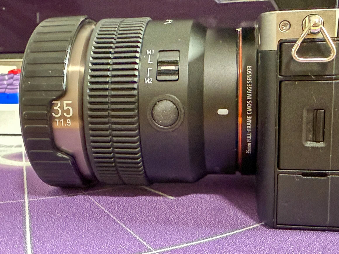 Samyang V-AF 35 mm T1.9 – Warum 35 mm für mein Setup sofort Sinn ergeben Hochwertiges Kamerazubehör für professionelle Fotografie und Videoproduktionen.