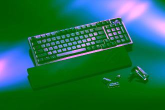 Hochwertiges Gaming-Keyboard mit RGB-Hintergrundbeleuchtung, Handgelenksauflage und ergonomischem Design, ideal für Gaming und Streaming, bietet Komfort und präzise Steuerung.