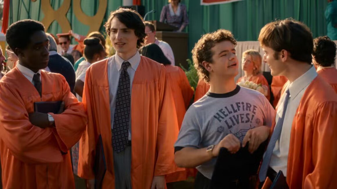 lucas mike dustin and will at graduation in stranger things epilogue • techboys.de ▶ Smart Home. PC-Hardware. Streaming. Ohne Blabla.