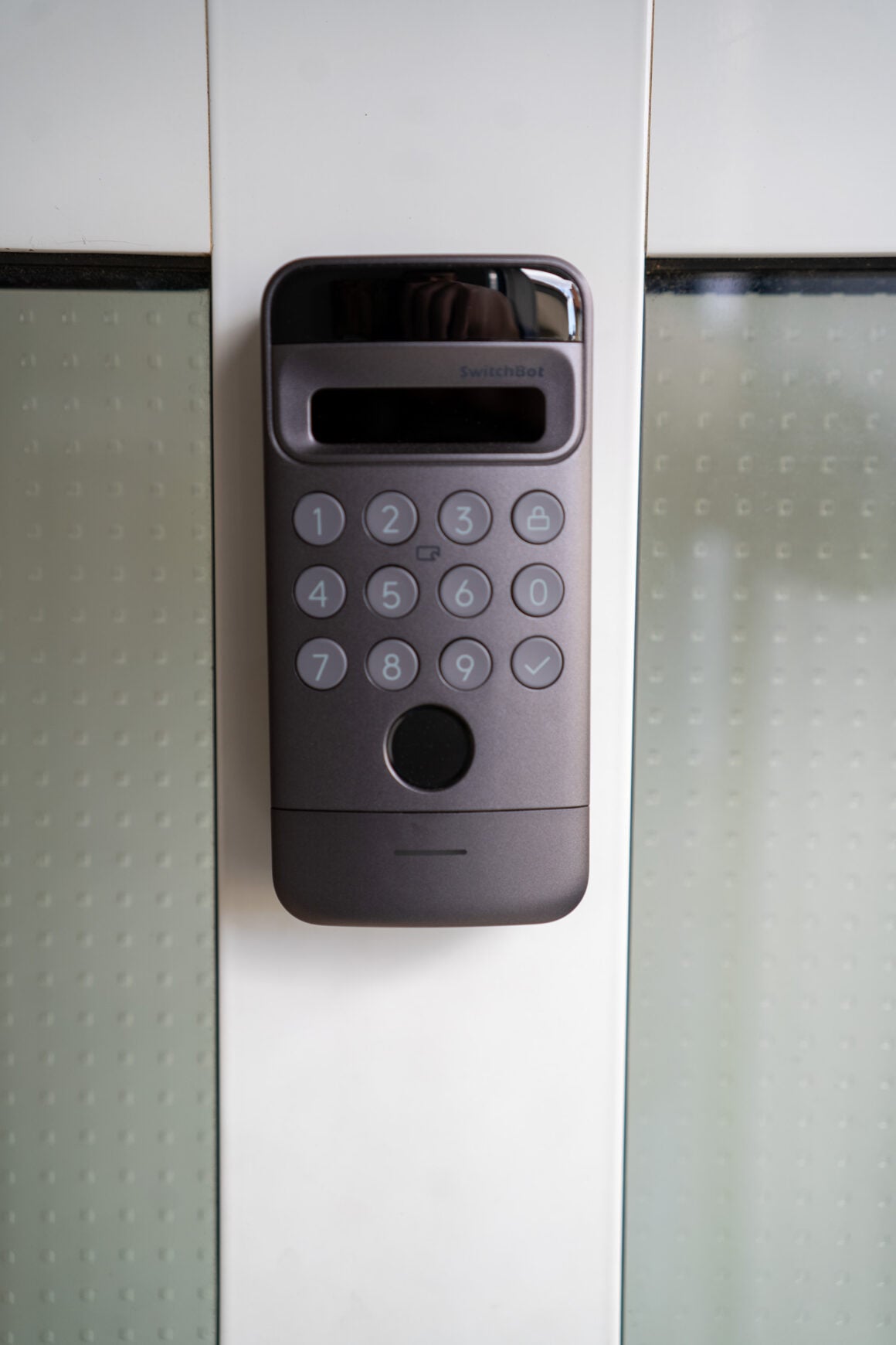 SwitchBot Lock Ultra Vision Pro Combo: Mein Schlüssel bleibt jetzt in der Schublade SwitchBot Keypad Vision Pro außen an der Haustür angebracht