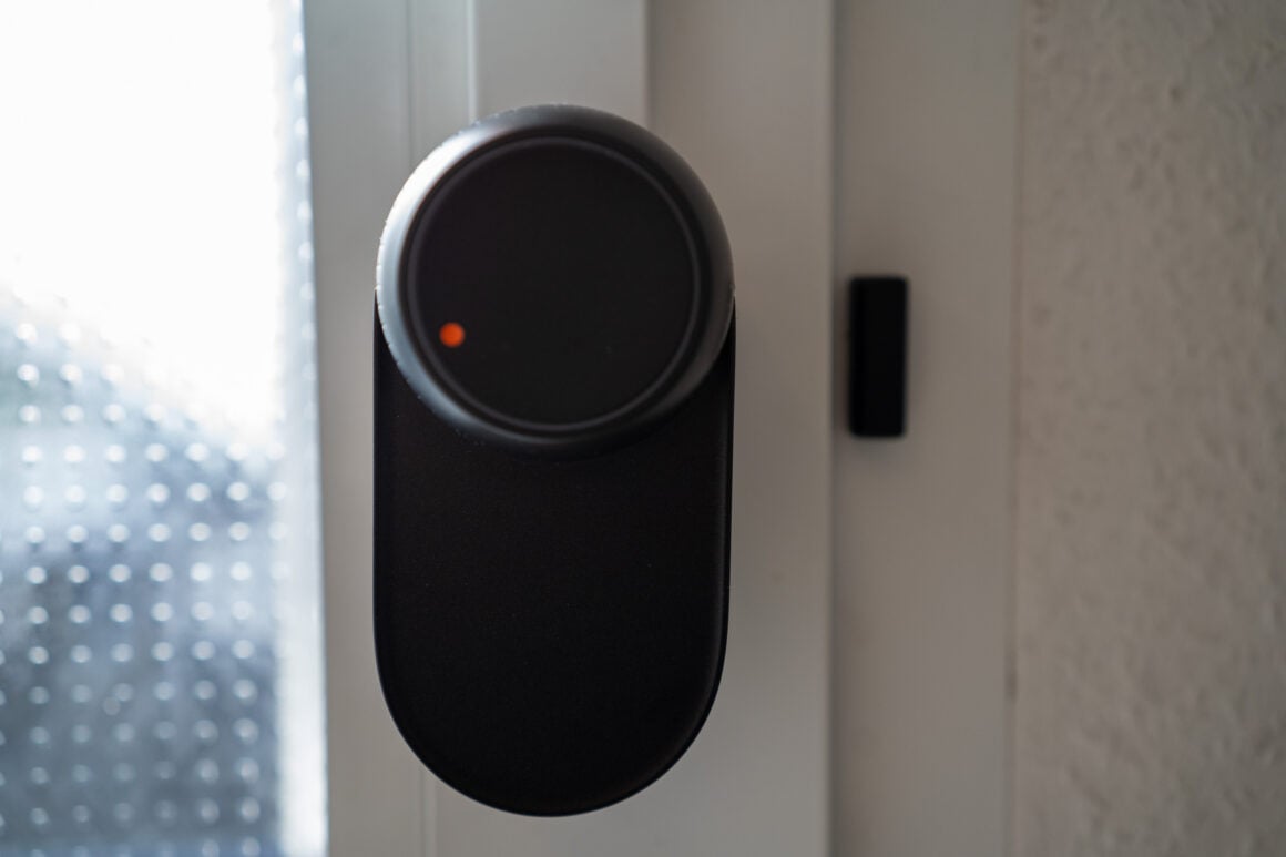 SwitchBot Lock Ultra Vision Pro Combo: Mein Schlüssel bleibt jetzt in der Schublade SwitchBot Lock Ultra Vision Pro montiert an der Innenseite der Haustür