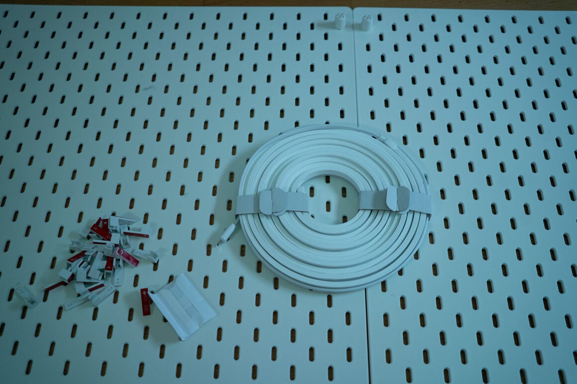 IKEA SKÅDIS + Nanoleaf Rope: Hübscher Unfug für 70 Euro Nanoleaf Rope Light mit Montageclips auf IKEA SKÅDIS Lochplatte vor der Montage