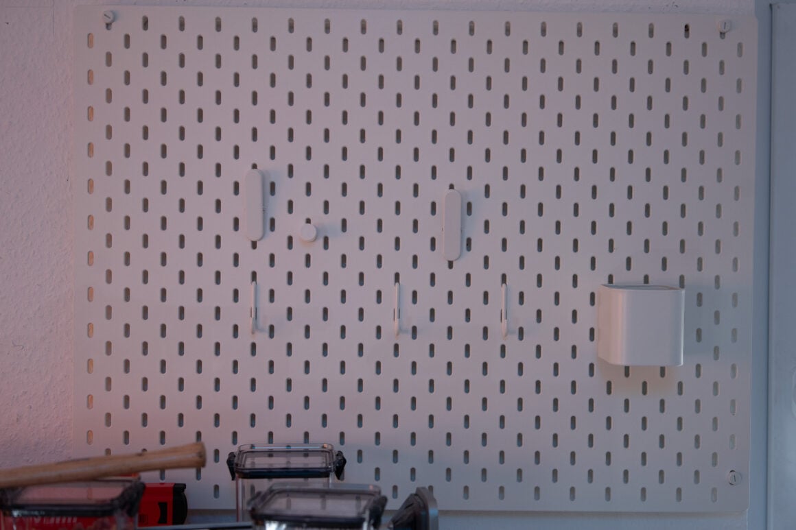 IKEA SKÅDIS + Nanoleaf Rope: Hübscher Unfug für 70 Euro IKEA SKÅDIS Lochplatten an der Wand montiert, vor der Nanoleaf Rope Installation