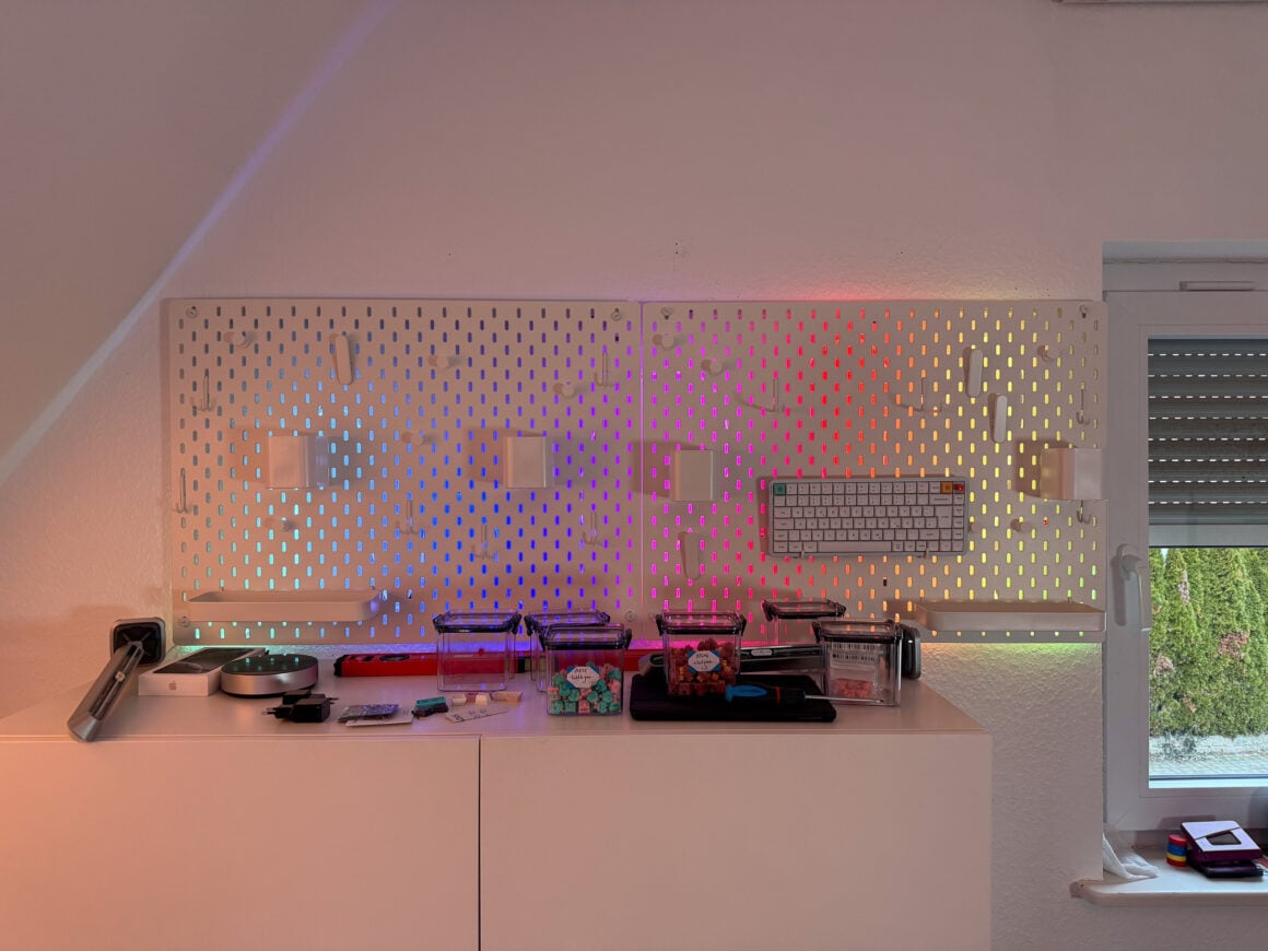 IKEA SKÅDIS + Nanoleaf Rope: Hübscher Unfug für 70 Euro IKEA Lochplatte mit Nanoleaf Rope bei Tageslicht, dezente Pegboard Beleuchtung