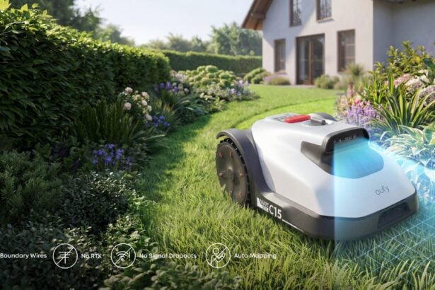 Eufy C15 Rasenmähroboter mit Garage auf Rasenfläche