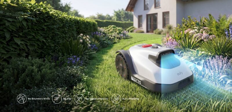 Eufy C15 Rasenmähroboter mit Garage auf Rasenfläche